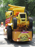 833617 Afbeelding van een auto uit de reclamekaravaan met reclame voor 'McCain friet' op de Brailledreef, na de start ...
